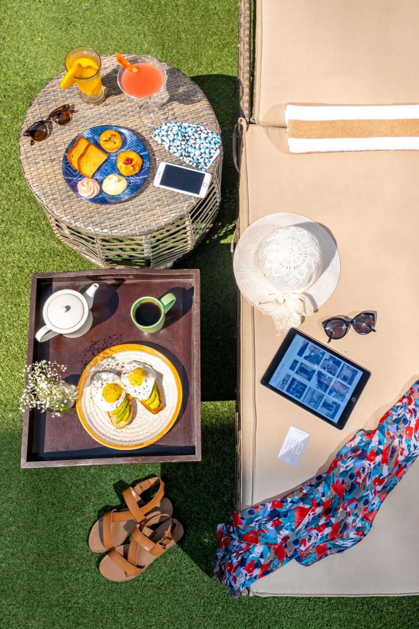Hyatt Centric Candolim Goa Zewnętrze zdjęcie A woman using a tablet computer