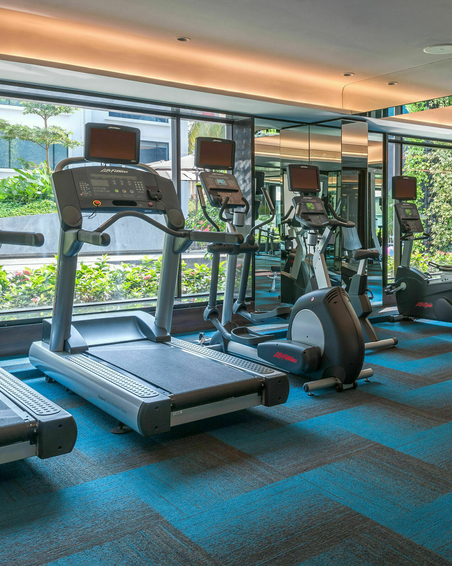 Hyatt Centric Candolim Goa Zewnętrze zdjęcie A treadmill
