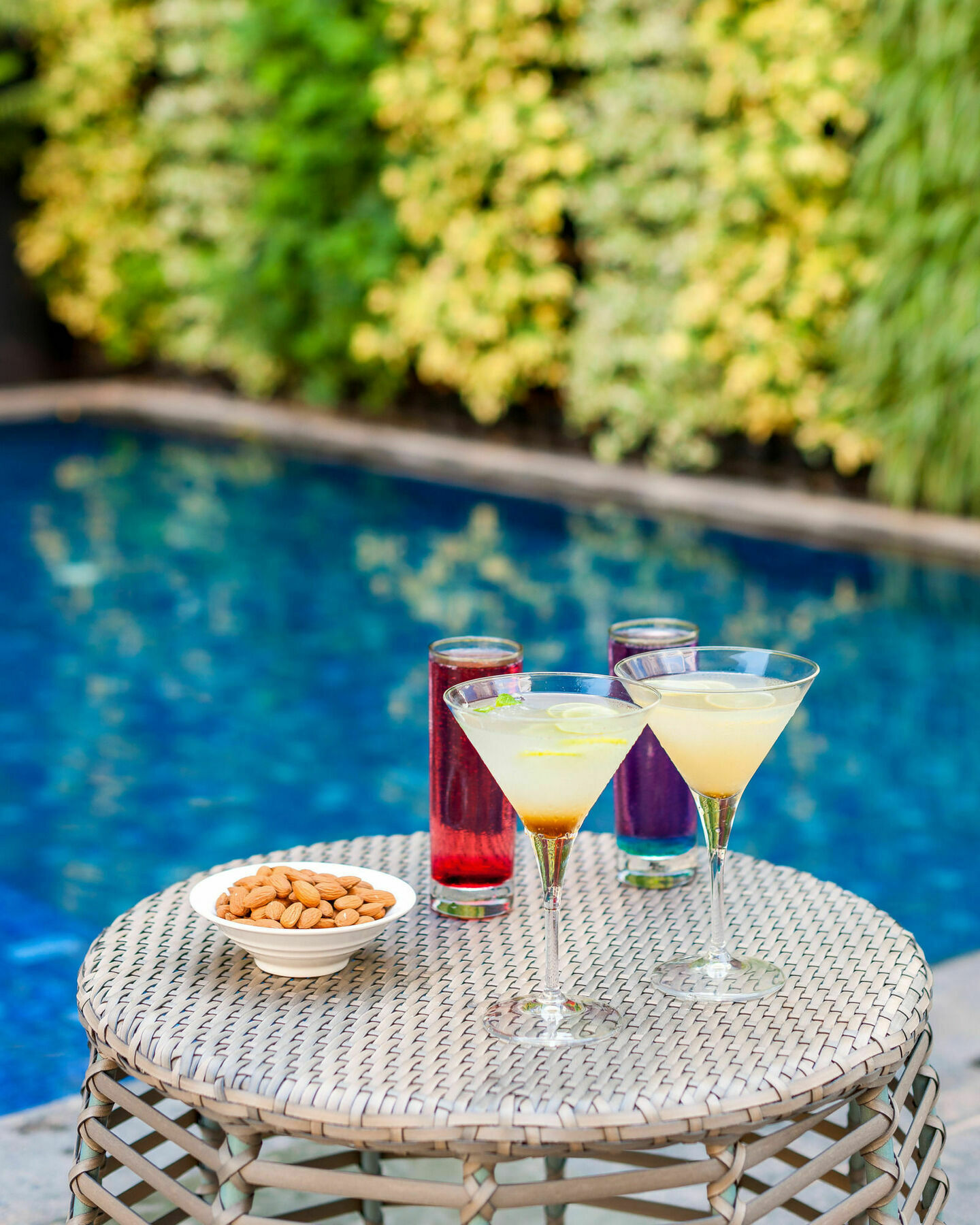 Hyatt Centric Candolim Goa Zewnętrze zdjęcie Cocktails at the pool